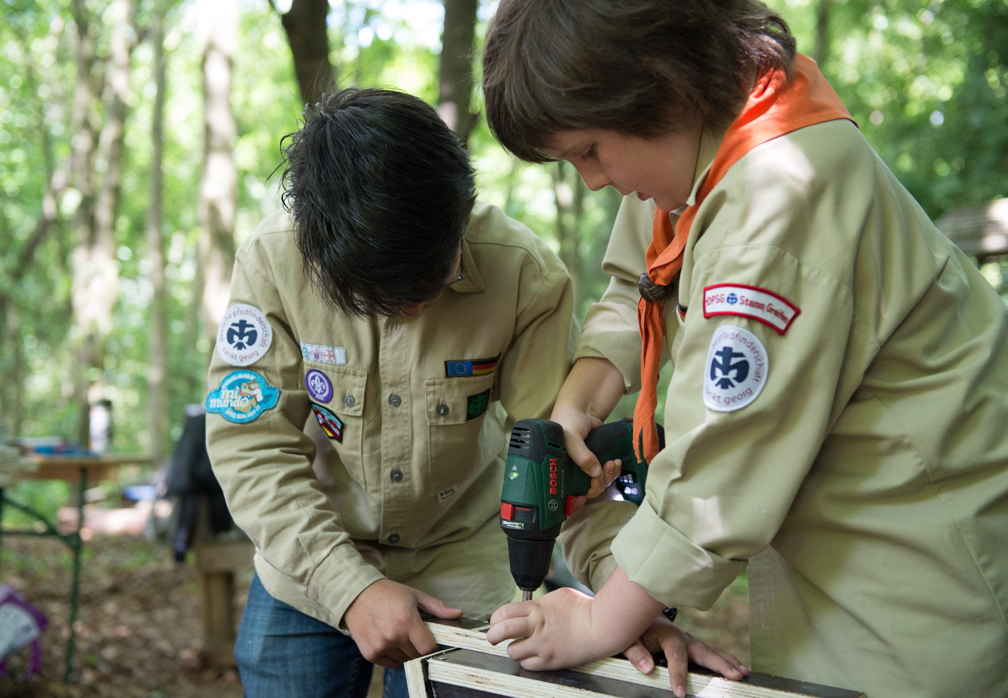 Wölflinge arbeiten mit technischen Geräten