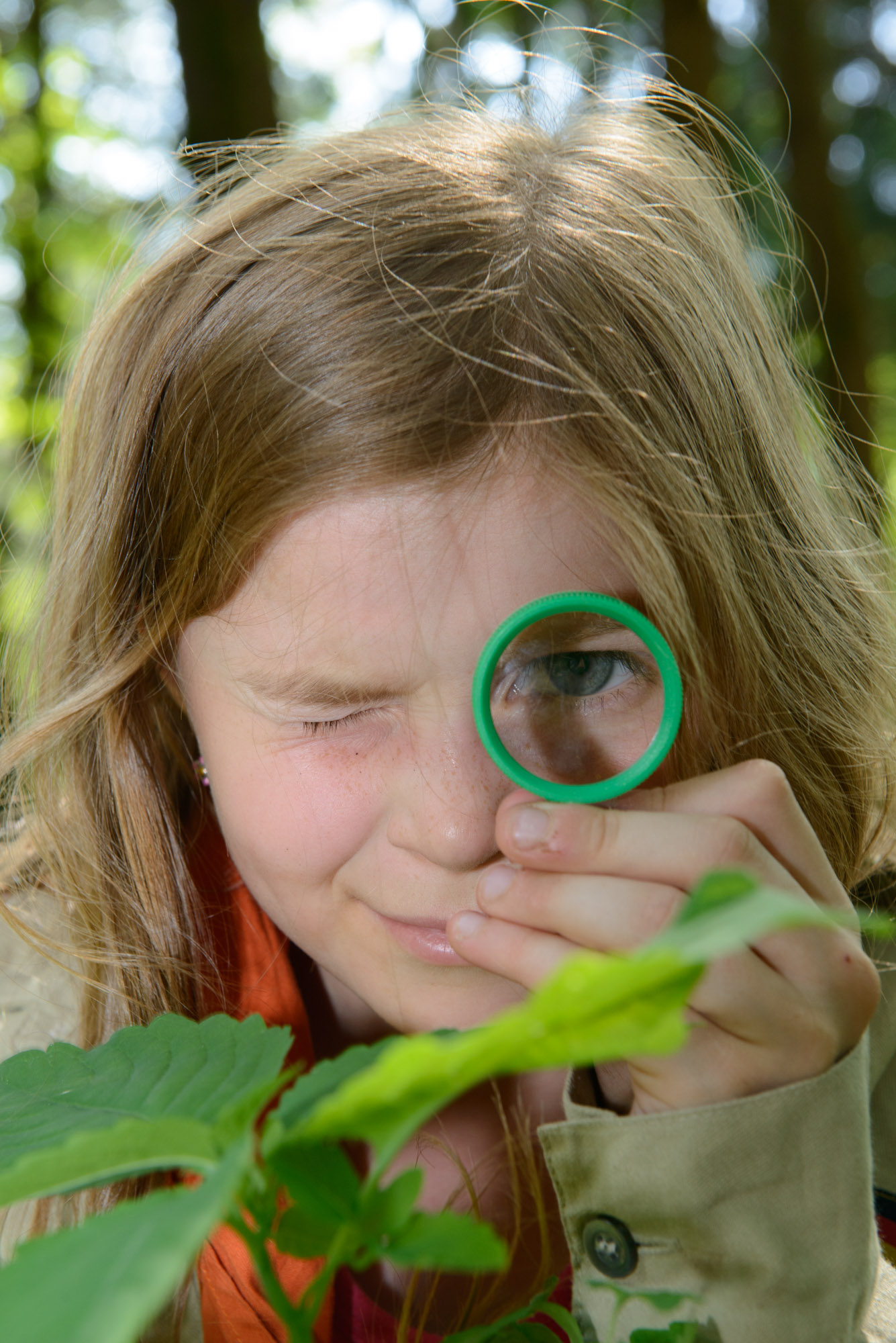 Wölflingsmädchen mit Lupe