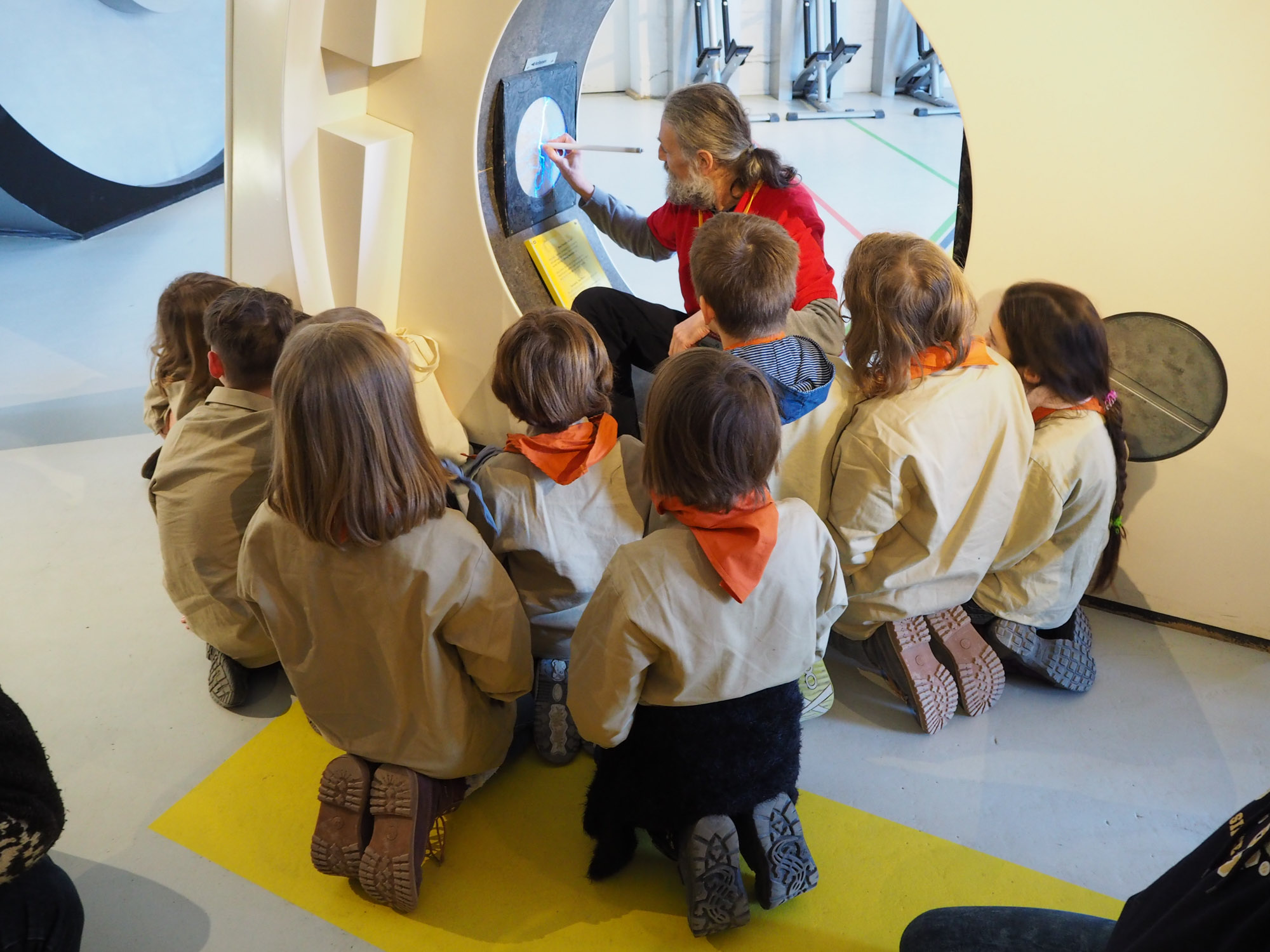 Wölflinge im Museum von hinten