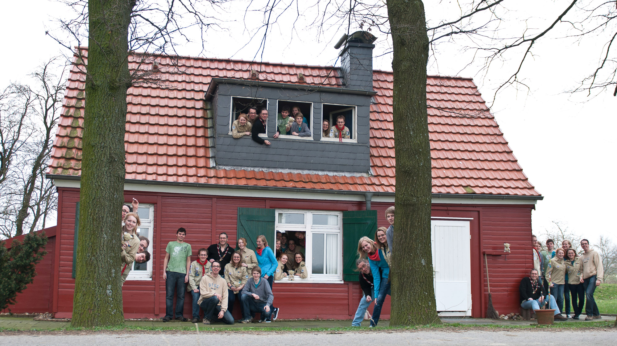 Rover-Gruppenbild am Gruppenhaus